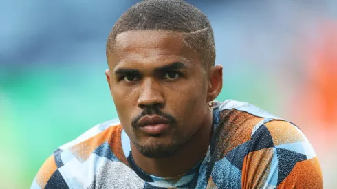 Douglas Costa, ex-Bayern, Grêmio e Juventus, pode reforçar o time de Gaules na Kings Lesgue. (Photo by Mark Metcalfe/Getty Images)