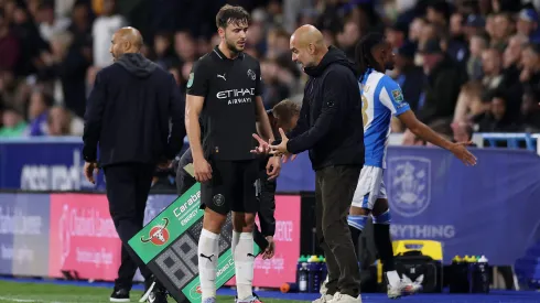 Nico González e Guardiola conversam em campo. (Photo by Jan Kruger/Getty Images)