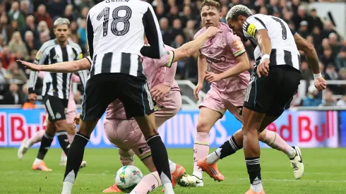 Destaques da partida, Joelinton marcou dois gols e Bruno Guimarães contribuiu com duas assistências. (Photo by George Wood/Getty Images)