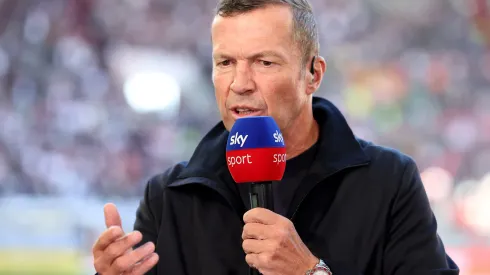 O especialista em TV Lothar Matthäus observa antes da partida da Bundesliga entre o FC Augsburg e o FC Bayern München na WWK-Arena em 30 de agosto de 2025 em Augsburg, Alemanha. Foto: Alexander Hassenstein/Getty Images