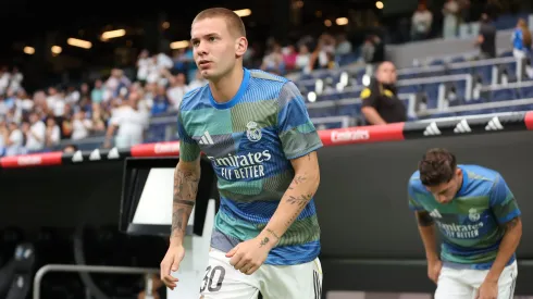 Franco Mastantuono, do Real Madrid, sai do túnel antes da partida da LaLiga EA Sports entre Real Madrid CF e RCD Espanyol de Barcelona, no Estádio Santiago Bernabéu, em 20 de setembro de 2025, em Madri, Espanha. Foto: Florencia Tan Jun/Getty Images