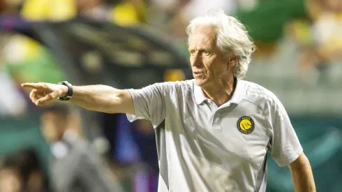 Desde julho de 2025, Jorge Jesus redefine o Al-Nassr, equilibrando defesa e ataque e potencializando Ronaldo. O confronto contra o Al-Ittihad será decisivo para a liderança da Saudi Pro League 2025-26, mostrando a estratégia e experiência do treinador português. (Photo by Yu Chun Christopher Wong/Eurasia Sport Images/Getty Images)
