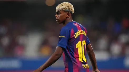 Lamine Yamal em registro durante jogo de pré-temporada do Barcelona (Foto: Alex Caparros/Getty Images)