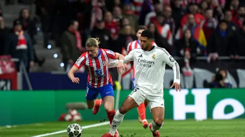 Conor Gallagher, do Atlético de Madrid, é desafiado por Jude Bellingham, do Real Madrid, durante a partida de volta das oitavas de final da Liga dos Campeões da UEFA 2024/25 entre Atlético de Madrid e Real Madrid CF, no Estádio Metropolitano, em 12 de março de 2025, em Madri, Espanha. Foto: Angel Martinez/Getty Images