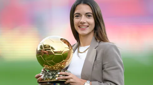 Aitana Bonmatí posa para uma foto com o Troféu Ballon d'or Feminino antes da partida LaLiga EA Sports entre FC Barcelona e Deportivo Alavés no Estadi Olimpic Lluis Companys em 12 de novembro de 2023 em Barcelona, Espanha. Foto: David Ramos/Getty Images