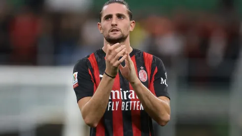Adrien Rabiot, do Milan, aplaude a torcida após o apito final da partida das oitavas de final da Coppa Italia Frecciarossa entre Milan e US Lecce, no Estádio Giuseppe Meazza, em 23 de setembro de 2025, em Milão, Itália. Foto: Jonathan Moscrop/Getty Images