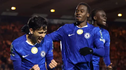 Apesar de brilhar na Carabao Cup com um gol decisivo na vitória sobre o Lincoln City, Facundo Buonanotte não poderá atuar pelo Chelsea contra o Brighton na Premier League. (Photo by Alex Pantling/Getty Images)