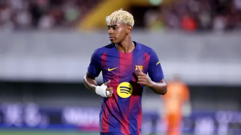 Lamine Yamal durante jogo amistoso do Barcelona (Foto: Paul Miller/Getty Images)
