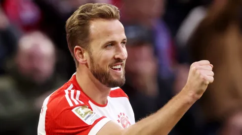 Harry Kane, com a camisa vermelha e branca do Bayern de Munique (Foto: Alexander Hassenstein/Getty Images)