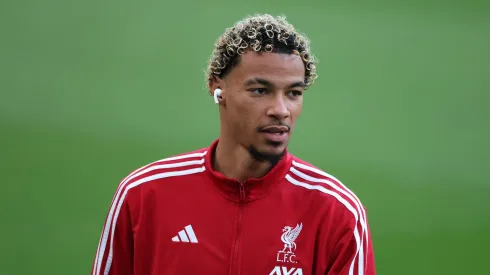 Hugo Ekitiké antes de jogo contra o Newcastle (Foto: Stu Forster/Getty Images)