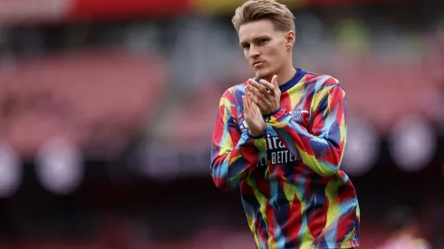 Ødegaard em aquecimento pelo Arsenal
