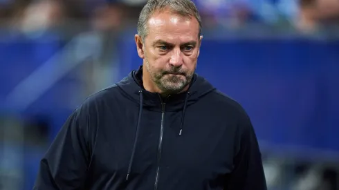 Hansi Flick, técnico do FC Barcelona, observa antes da partida da LaLiga EA Sports entre Real Oviedo e FC Barcelona no Carlos Tartiere, em 25 de setembro de 2025, em Oviedo, Espanha. Foto: Juan Manuel Serrano Arce/Getty Images