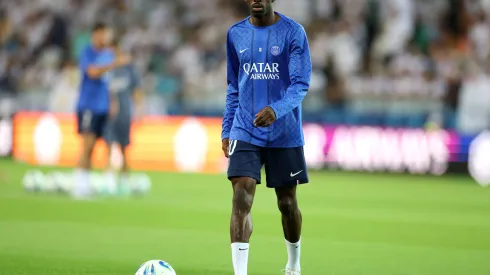 Ousmane Dembélé, do Paris Saint-Germain, observa durante o aquecimento antes da partida da Supercopa da UEFA de 2025 entre Paris Saint-Germain e Tottenham Hotspur no Stadio Friuli, em 13 de agosto de 2025, em Udine, Itália. Foto: Claudio Villa/Getty Images