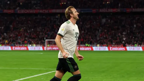 Em apenas 104 partidas, Harry Kane alcançou a marca de 100 gols pelo Bayern de Munique, tornando-se o jogador mais rápido a atingir tal feito nas ligas de elite. (Photo by Alexander Hassenstein/Getty Images)