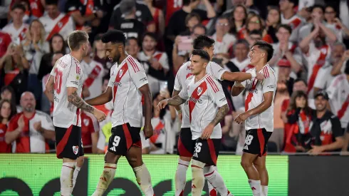 Ian Subiabre, do River Plate, comemora com seus companheiros de equipe após marcar o segundo gol da equipe durante uma partida do Grupo B do Torneo Apertura Betano 2025 entre River Plate e Rosario Central no Estádio Mas Monumental Antonio Vespucio Liberti em 29 de março de 2025 em Buenos Aires, Argentina. Foto: Marcelo Endelli/Getty Images