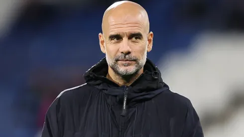 Pep Guardiola em ação pelo Manchester City.