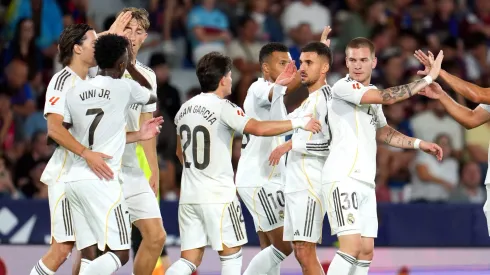 Mastantuono e Carreras, jovens promissores, só foram contratados pelo Real devido ao poder financeiro do clube, enquanto o Atlético enfrentou barreiras orçamentárias que impediram negociações similares. (Photo by Aitor Alcalde/Getty Images)