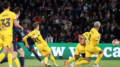 O clássico da UEFA Champions League entre Barcelona e Paris Saint-Germain, marcado para 1º de outubro de 2025, promete emoção máxima. Ambas as equipes chegam em boa forma, mas enfrentam desafios com lesões importantes. (Photo by Alex Pantling/Getty Images)