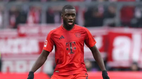 Upamecano em campo pelo Bayern de Munique. PSG mira contratação do zagueiro. Foto: Alexander Hassenstein