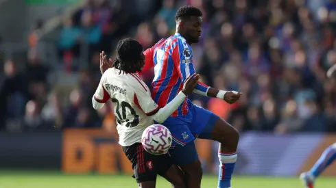 Um erro de posicionamento custou caro ao Liverpool contra o Crystal Palace. (Photo by Tom Dulat/Getty Images)