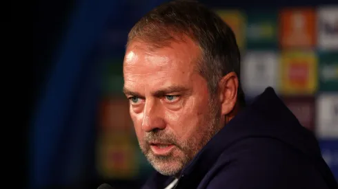 Hansi Flick, técnico do FC Barcelona, fala à imprensa durante uma coletiva de imprensa antes da Fase MD1 da Liga dos Campeões da UEFA 2025/26 contra o Newcastle United no St James' Park, em 17 de setembro de 2025 em Newcastle upon Tyne, Inglaterra. Foto: George Wood/Getty Images