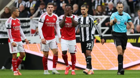 Saka (com a mão no rosto) reprovou a anulação de pênalti e Newcastle x Arsenal
