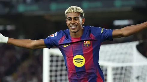 Lamine Yamal volta a jogar pelo Barcelona com assistência e drible humilhante. (Photo by Judit Cartiel/Getty Images)