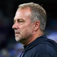 Hansi Flick surpreende Dro Fernández no Barcelona com estreia como titular contra Real Sociedad