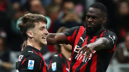 O Milan enfrentou momentos de apreensão na reta final da partida contra o Napoli, quando Fikayo Tomori precisou ser substituído devido a dores na coxa. (Photo by Marco Luzzani/Getty Images)