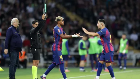 Lamine Yamal do FC Barcelona é substituído por Roony Bardghji durante a partida LaLiga EA Sports entre FC Barcelona e Real Sociedad no Estadi Olimpic Lluis Companys em 28 de setembro de 2025 em Barcelona, Espanha. Foto: Judit Cartiel/Getty Images