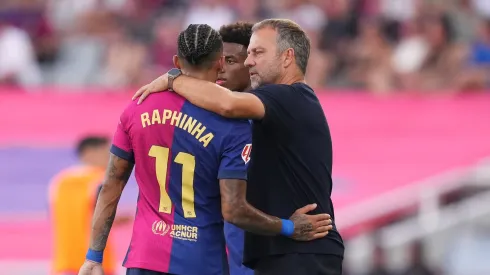 Hansi Flick e Raphinha se abraçando. Foto: Alex Caparros/Getty Images