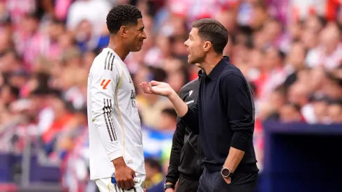 Bellingham e Xabi Alonso conversam em campo. (Photo by Angel Martinez/Getty Images)