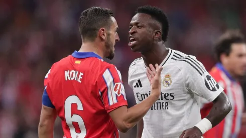 Vini Jr, do Real Madrid, rebate provocação de Koke no Dérbi de Madrid. (Photo by Gonzalo Arroyo Moreno/Getty Images)