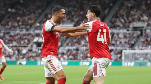 Merino e Rice celebram gol contra o Newcastle (Foto: George Wood/Getty Images)