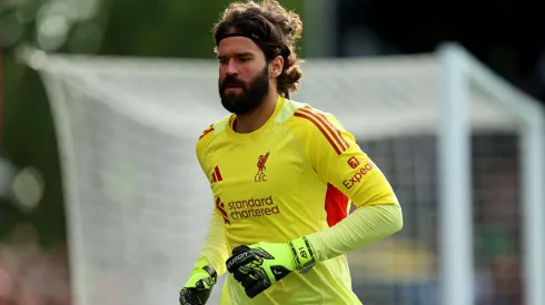 Alisson em ação pelo Liverpool.