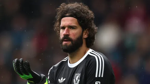 Liverpool não terá Alisson contra Chelsea na Premier League, diz Slot. (Photo by Stu Forster/Getty Images)