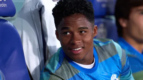 Endrick no banco de reservas do Real Madrid.