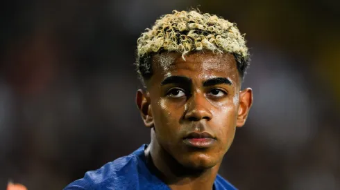 Hansi Flick cobra Lamine Yamal no Barcelona. Foto: David Ramos/Getty Images