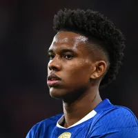 Estêvão faz gol no fim, Chelsea vence Liverpool e Arsenal segue líder da Premier League