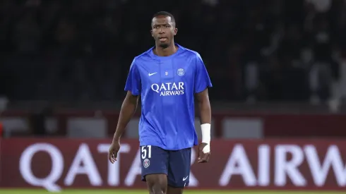 Pacho, do PSG, lidera lista de possíveis reforços defensivos do Liverpool para a próxima janela. (Photo by Catherine Steenkeste/Getty Images for Qatar Airways)