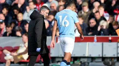 O Manchester City enfrenta mais um contratempo com Rodri, que deixou o campo lesionado durante o jogo contra o Brentford. (Photo by Ryan Pierse/Getty Images)