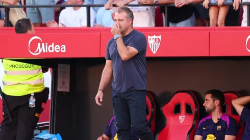 Após a derrota para o Sevilla, Hansi Flick reconheceu as deficiências do Barcelona no primeiro tempo e elogiou a postura mais combativa da equipe na etapa final. (Photo by Fran Santiago/Getty Images)