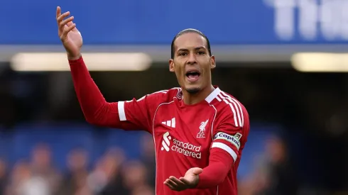 Após três derrotas seguidas, Virgil van Dijk tenta resgatar o espírito vencedor do Liverpool. (Photo by Justin Setterfield/Getty Images)