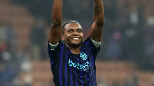 Akanji pela Inter de Milão – Photo by Marco Luzzani/Getty Images