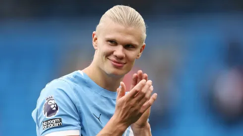 Torcida do Barcelona pede Haaland, do Manchester City (Foto: Matt McNulty/Getty Images)