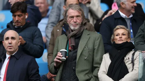 Apesar das críticas e da cobrança por mudanças táticas, o treinador conta com o respaldo firme de Sir Jim Ratcliffe, que defende um projeto de longo prazo e acredita na capacidade do português de reconstruir a equipe. (Photo by Michael Regan/Getty Images)