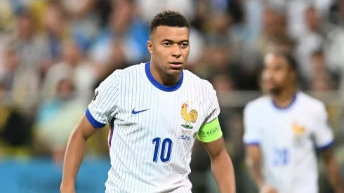 Kylian Mbappé segue afastado dos treinos da seleção francesa devido a um leve entorse no tornozelo. (Photo by Mateusz Slodkowski/Getty Images)