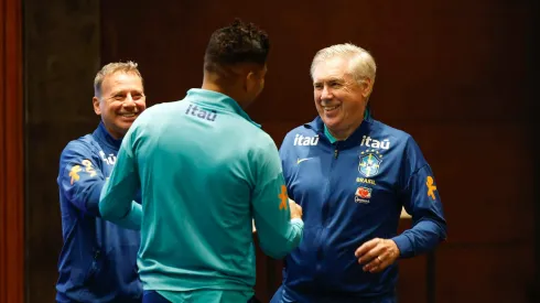 O técnico Carlo Ancelotti cumprimenta o volante Casemiro (@rafaelribeirorio / CBF)