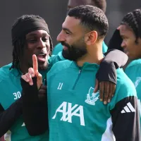 Arne Slot, técnico do Liverpool, pode usar Jeremie Frimpong como substituto de Mohamed Salah na ponta-direita