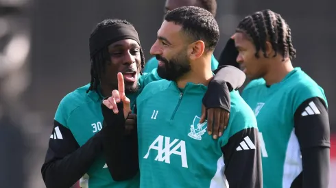 Jeremie Frimpong e Mohamed Salah no Liverpool. Foto: Ben Roberts Photo